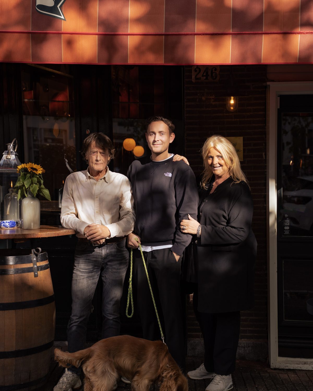 De familie vandaag voor Restaurant Heemelrijck