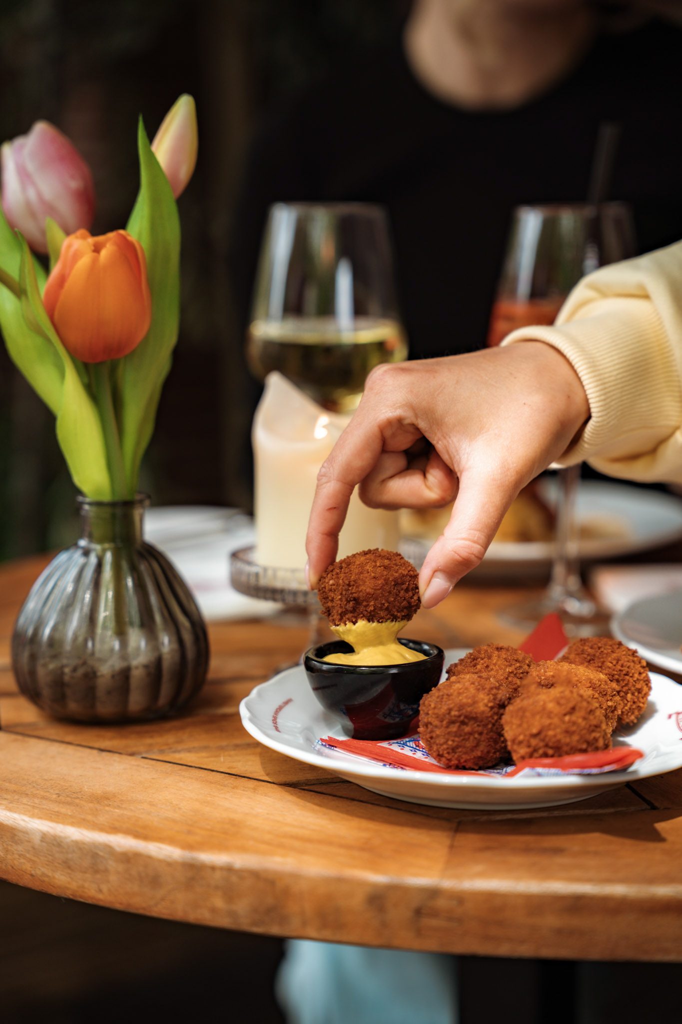 Verse Heemelse Bitterballen op tafel met een borrel